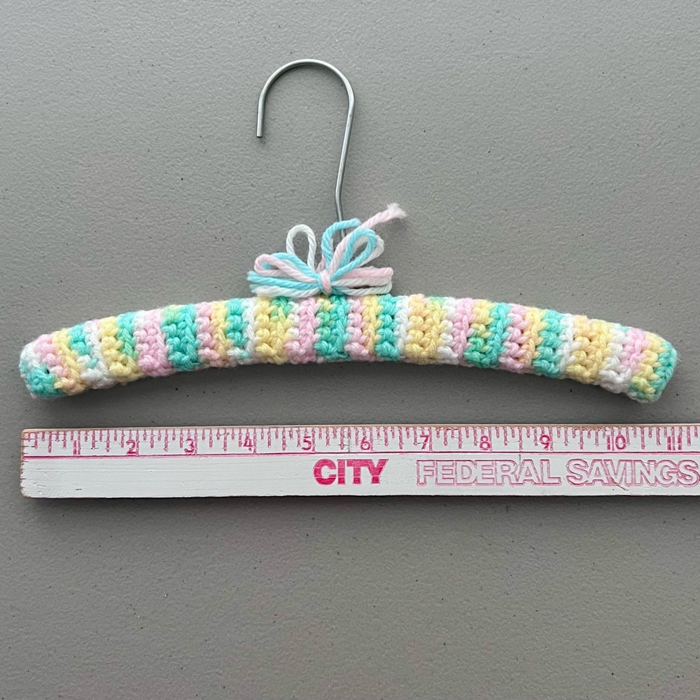 Hand Crocheted Baby Blanket & Four Matching Hangers Set - New - Picture 6 of 10